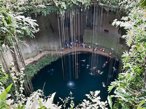 The Ik Kil cenote, close to Chichén Itzá, México