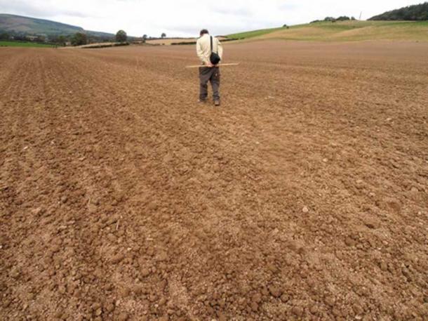 ‘The Lonesome Archaeologist’ Fieldwalking in 2014. (Paul Wood/CC BY SA 2.0)