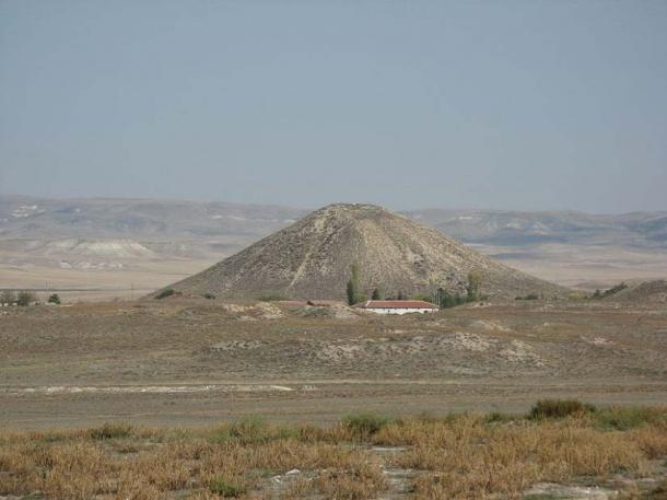 The Midas Mound as seen from the excavation area in Gordium. (gamsiz/CC BY 2.0)