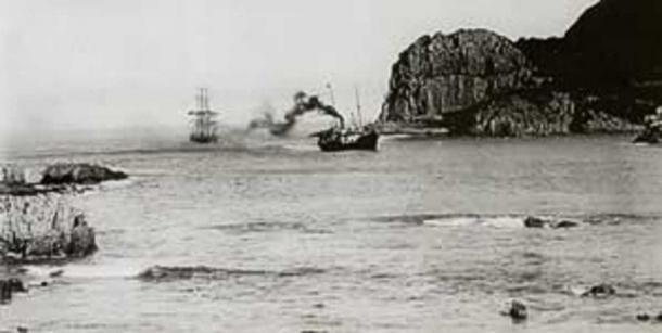 The SS Agnar tows an unknown sailing ship into Knysna Harbour in 1910. (Public Domain)