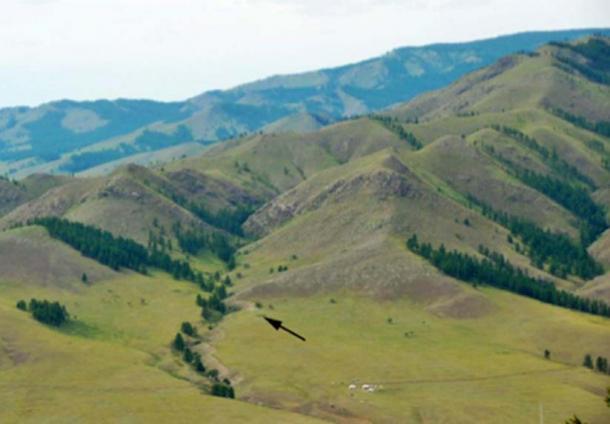 The Tolbor-16 site, denoted by the arrow, in the western flank of the Tolbor Valley, Mongolia, where the stone tools were discovered. (Zwyns et al / Fair Use)
