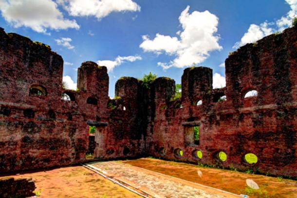 The Zeeland Fort, Dutch ruins on the island of Essequibo (homocosmicos/ Adobe Stock)