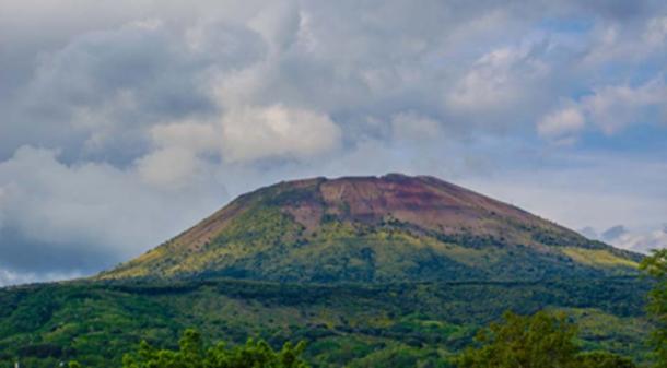 The beautiful Mount Vesuvius, the backdrop of Pompeii. (dudlajzov / Adobe Stock)