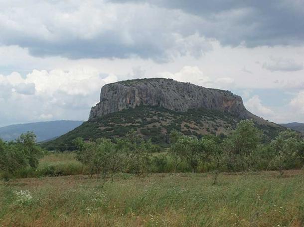 A caverna está localizada nas encostas de uma colina de calcário com vista para a vila de Theopetra.