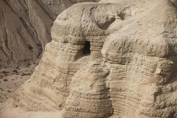 The cave of Qumran place of the dead Sea Scrolls where found. (CC BY-SA 3.0)
