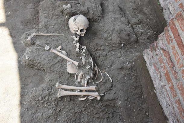 The child skeleton was found in crouching position in the bath complex of the town. Image: Parco Archeologico de Pompeii