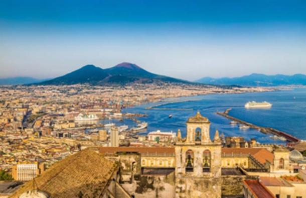 The coast of Naples (Pompeii) with Mount Vesuvius at sunset. (JFL Photography / Adobe Stock)