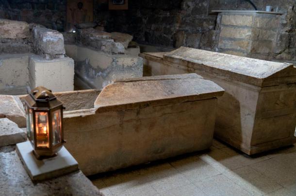 The coffin containing Lazarus’ remains.