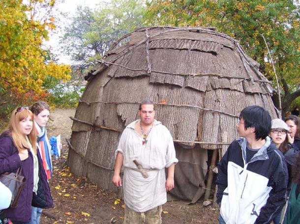 The exterior of a wigwam or wetu as recreated by modern Wampanoag natives (Image: swampyank/ CC BY-SA 3.0)