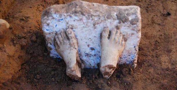 The feet of a marble sculpture that originally came from the Aegean Sea. Image: Proyecto Construyendo Tarteso