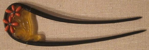 The female kunoichi ninjas, ancient assassins, would sharpen their kanzashi hair pins to use as a weapon. (Hiart / Public Domain)