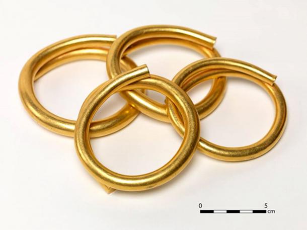 The four gold artifacts have diameters of almost 10 cm (4 inches). (© National Museum of Ireland)