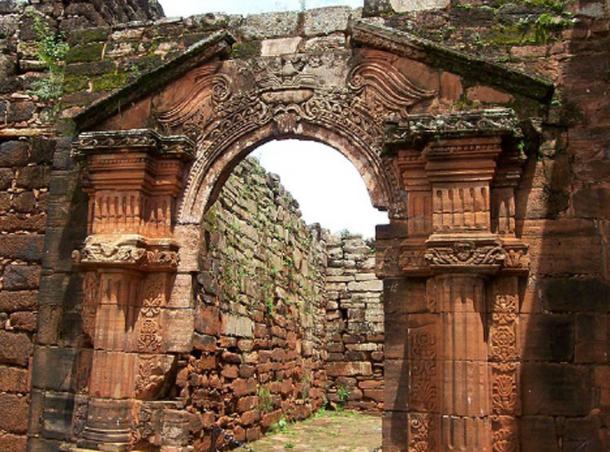 The graceful carvings embellishing the entrance of the church (CC BY 3.0)
