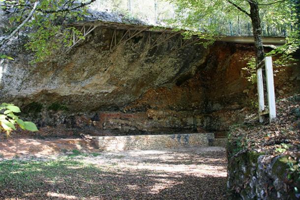 The great rockshelter of La Ferrassie, Savignac-de-Miremont, Dordogne, France. This site was occupied by Neanderthals, near 35,000 years BP. (Sémhur/CC BY SA 4.0)