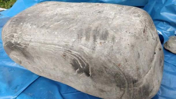 The hand print is clearly visible on the left of the stone. (Image: Swandro - Orkney Coastal Archaeology Trust)