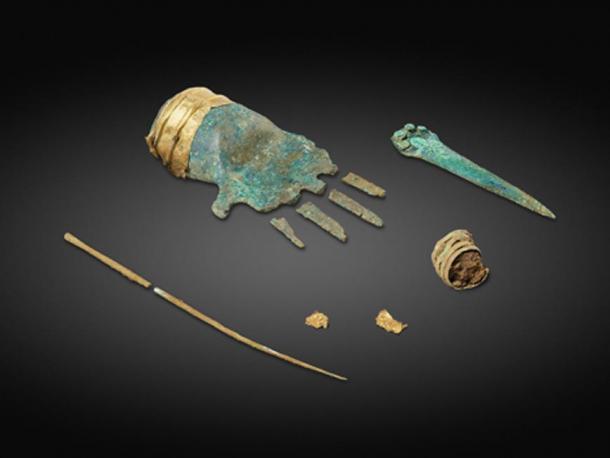 The hand was found with an assemblage of items and a human rib. © Philippe Joner, Archaeological Service of the Canton of Bern.