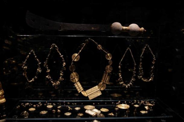The manufacturing techniques adopted by African goldsmiths are: forging, wire working, granulation, lostwax casting, chasing, filigree and gold leafing. (© Javett-P Collection)
