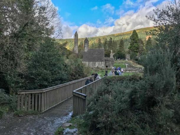 The monastic city can be seen in the distance. (Ioannis Syrigos)
