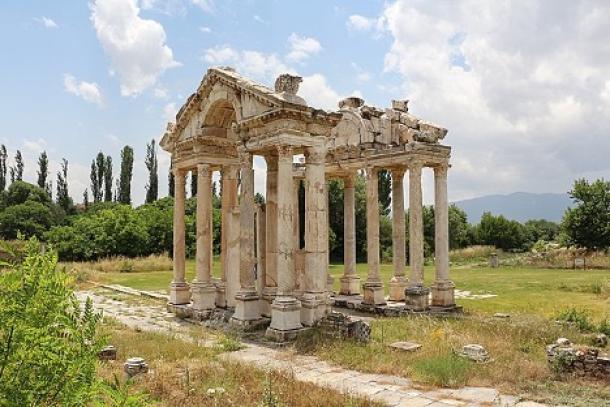 The monumental gateway or tetrapylon.