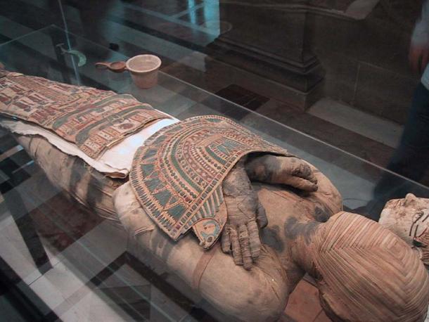 The mummy face has a novel concentric square effect made of strips of linen. (CC BY-SA 3.0)