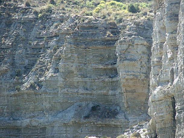 The nature of sediments can vary in a cyclic fashion, and these cycles can be displayed in the sedimentary record. Here, cycles can be observed in the coloration and resistance of different strata. (Verisimulis/CC BY 3.0)