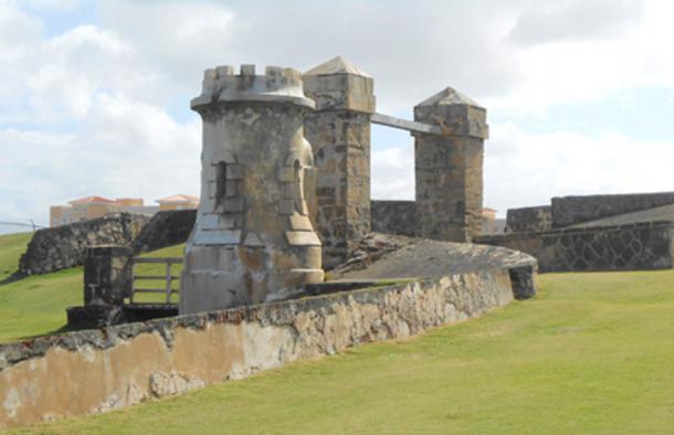 The old gate at the east end of Castillo de San Cristobal (CC BY-SA 2.0)