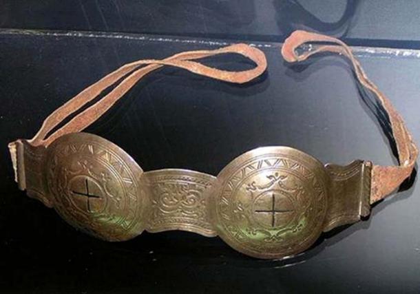The oldest known eyewear belongs to the Old Bering Sea culture, with sites located on both sides of the Bering Strait. Images: YakutCostume, The Siberian Times