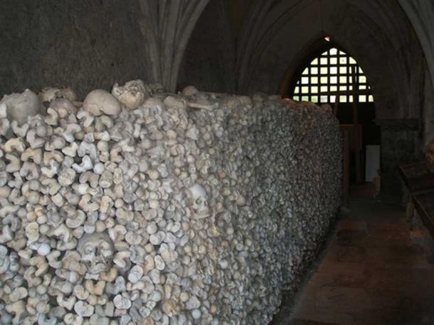 The ossuary in the crypt of St Leonard’s Church is one of only two in England. (CC BY-SA 2.0)