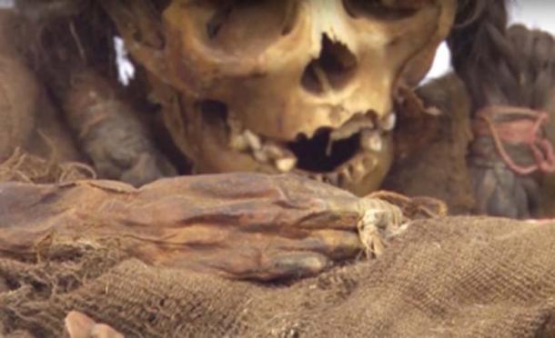 The princess mummy was found gripping feathers. (Inside Edition / YouTube)