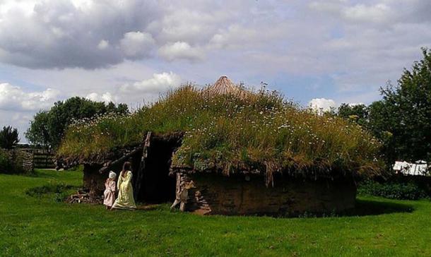 The reconstructed Bronze Age roundhouse at Flag Fen in Cambridgeshire, Eastern England. (CC BY-SA 3.0)