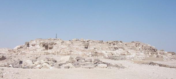 The remains of the ruined pyramid of Djedefre at Abu Rawash. Granite casing stones still litter the site. (AhlyMan / Public Domain)