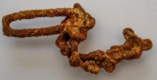 The researchers also found this part of a metal horse bridal, indicating that horses were used in the looting tunnel. (Plovdiv Museum of Archaeology)