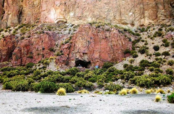 The researchers found a ritual bundle in the Cueva del Chileno rock shelter located in southwestern Bolivia. (José Capriles et al, Penn State)