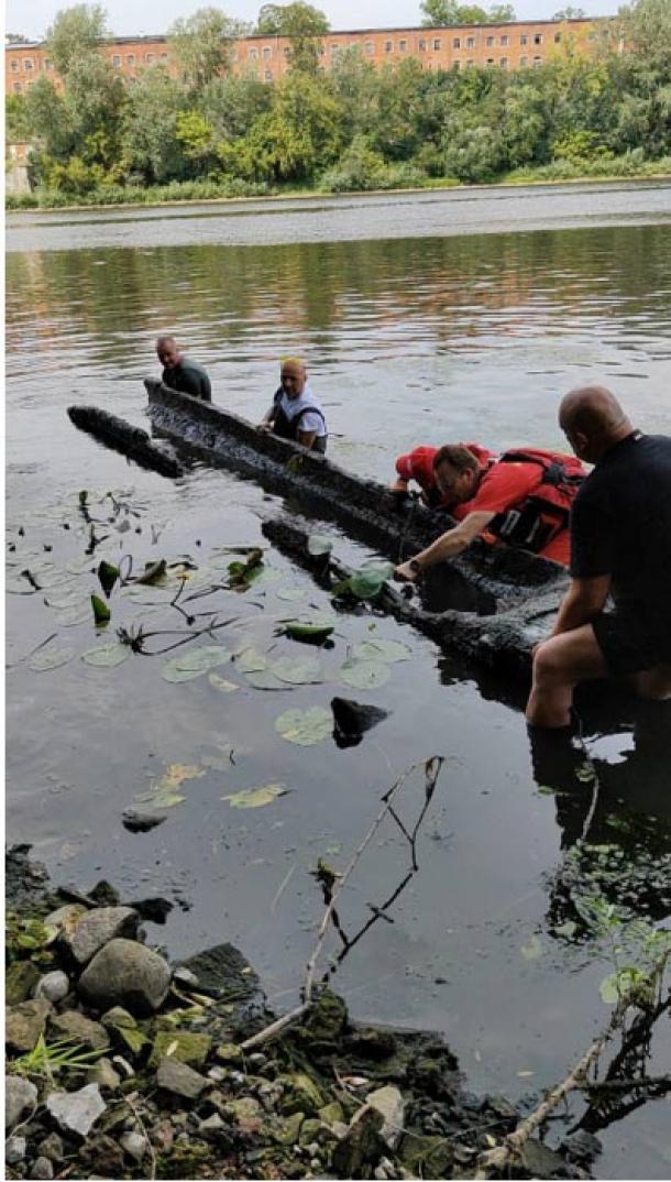 The researchers floated the dugout to the shoreline. (pogotowiearcheologiczne.pl)