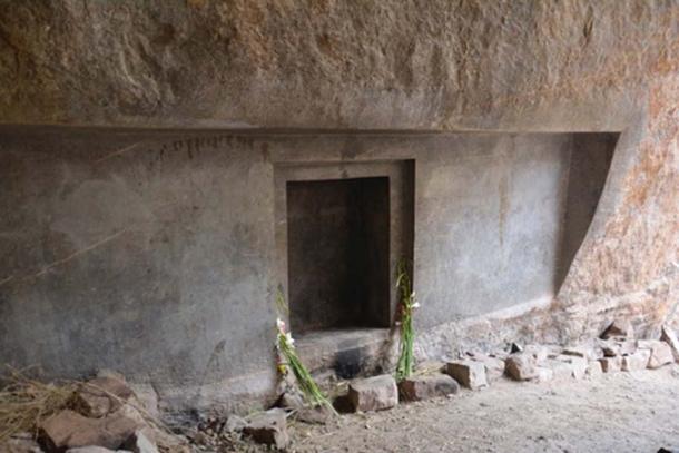 The rock-cut doorway at Ñaupa Waka. (Munay Medicine)