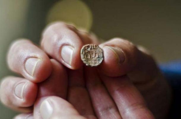The seal recently found near the Western Wall Plaza measures 13x15 mm. (Image: IAA)