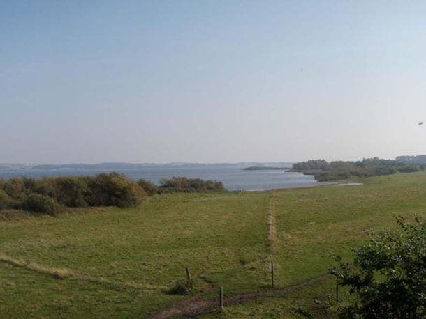 The settlement of Tissø, which was rich and may have been the seat of a Viking monarch, was near this large lake, which is connected to the sea by a river.
