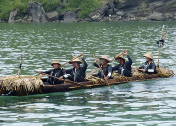 The team of Japanese and Taiwanese paddlers in a dugout canoe arrives at Yonaguni Island, Okinawa Prefecture, successfully replicating a hypothetical human migration between Taiwan and Okinawa about 30,000 years ago via the Black Stream. (KYODO)