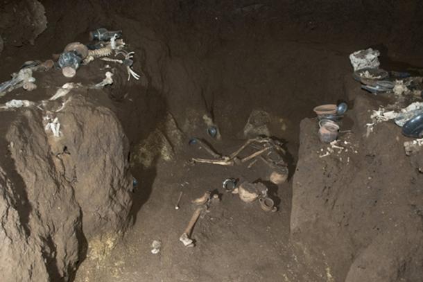 The tomb contained the remains of four people, three men and a woman, who were most likely related. (La Repubblica)