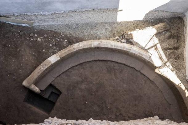 The tomb is semicircular, with an inscription around the top of its wall. (PompeiiSites)