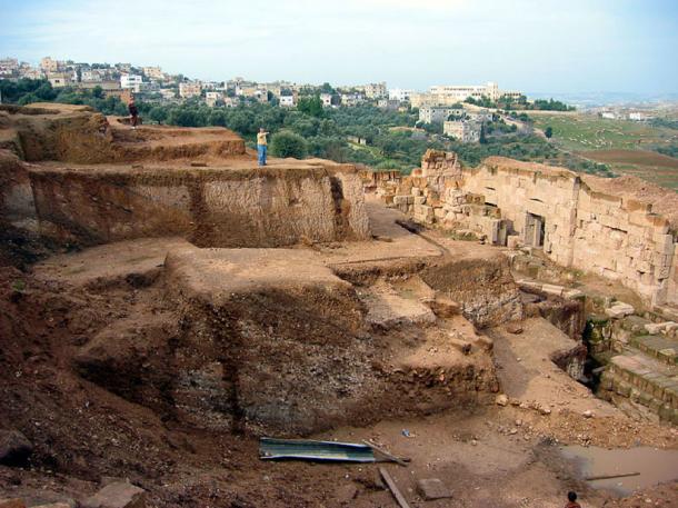 The tomb was found in Beit Ras, on the outskirts of Irdid, Jordan. Here Capitolias theater at the archaeological dig site outside the town, with Beit Ras in the background. (CC BY-SA 4.0)
