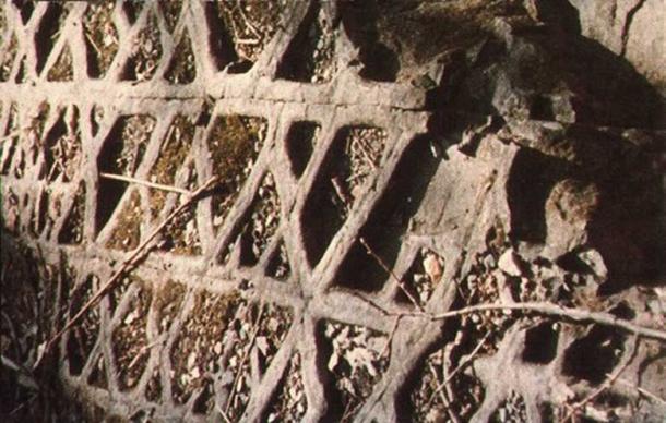 The unusual pattern marking one side of Waffle Rock. (UFO Spain Magazine/CC BY 4.0)