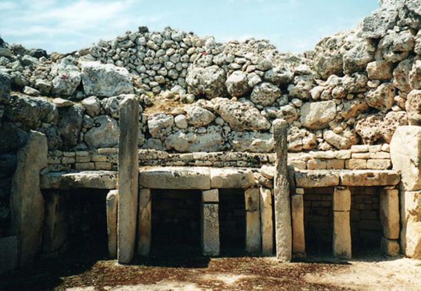 The walls of Ggantija in Malta (upper part of photo) are made of rough coralline limestone, in contrast to the interior architectural elements (lower part of photo) which are made of Globigerina limestone. The soft Globigerina limestone is more easily worked and smoothed. This makes it suitable for interior finishing, such as the trilithic niches shown here. (Michael Gunther/CC BY SA 4.0)