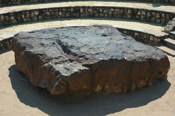El meteorito Hoba de 60 toneladas y 2,7 ​​metros de largo (8,9 pies de largo) en Namibia es el meteorito intacto más grande conocido y probablemente también contiene todos los componentes básicos de la vida. (Calibraciones supuestas / CC BY-SA 3.0)