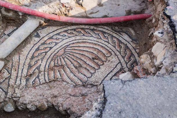 Mosaico de Teodorico el Grande siendo excavado en Montorio, Verona. (Grupo AIM AGSM)