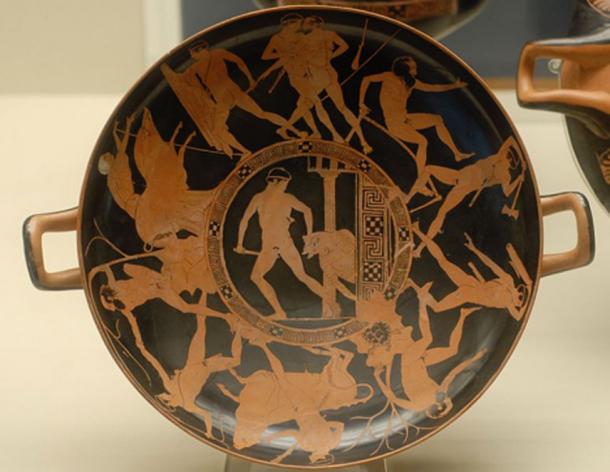 Theseus’ cycle of deeds: centre, Minotaur; around, clockwise from top, Kerkyon, Prokrustes, Skiron, bull, Sinis, sow. Attic red-figured kylix, ca. 440-430 BC. From Vulci. (Twospoonfuls/CC BY SA 4.0)