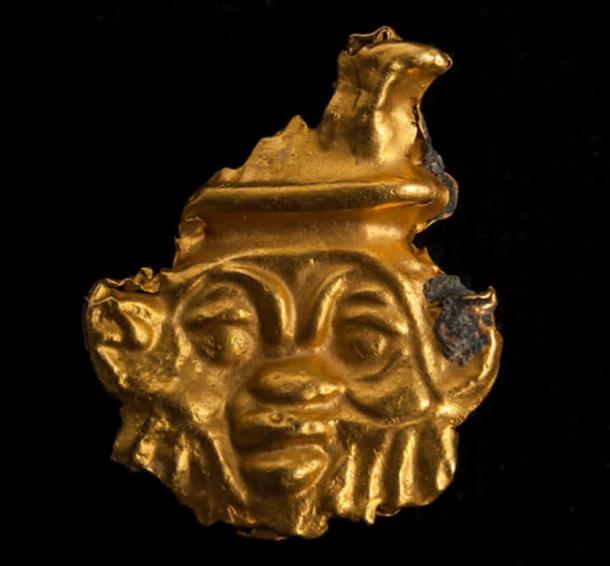 Las últimas excavaciones submarinas de Thonis-Heracleion también arrojaron esta máscara griega dorada, así como un túmulo funerario griego. (Ministerio de Turismo y Antigüedades)