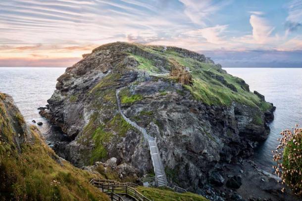 Tintagel Castle in Cornwall, where some of the newly identified graves of Celtic kings were discovered. (valeryegorov / Adobe Stock)