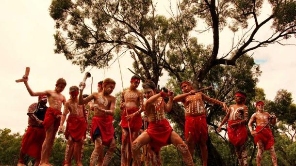 Los bailarines de Tirkandi Inaburra se preparan para dar la bienvenida a Mungo Man durante una ceremonia el 16 de noviembre de 2017 en Hay, Australia. Y ahora (abril de 2022) los restos de Mungo Man y Mango Lady y aproximadamente otros 106 restos aborígenes serán reenterrados en tierras aborígenes. (NTD)