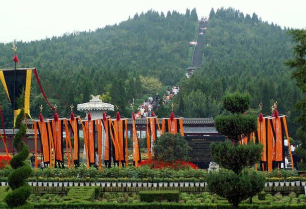 Tomb of Emperor Qin Shi Huang is covered by vegetation and resembles a hill.